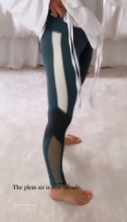 Louise Thompson feet photo thumbnail