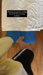 Louise Thompson feet photo thumbnail