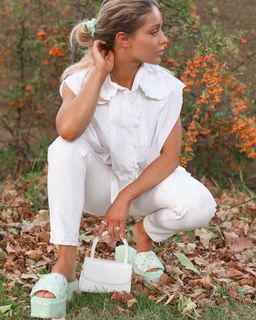 Louise Thompson feet photo thumbnail