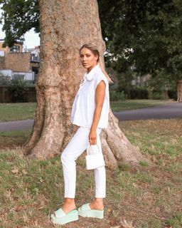 Louise Thompson feet photo thumbnail