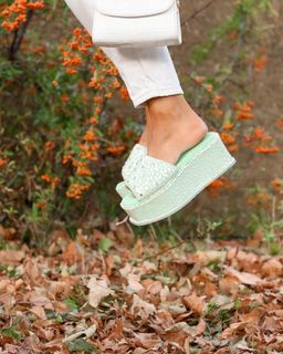 Louise Thompson feet photo thumbnail