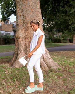 Louise Thompson feet photo thumbnail