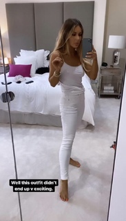 Louise Thompson feet photo thumbnail