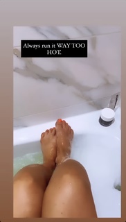 Louise Thompson feet photo thumbnail