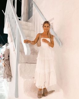 Louise Thompson feet photo thumbnail