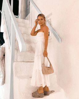 Louise Thompson feet photo thumbnail