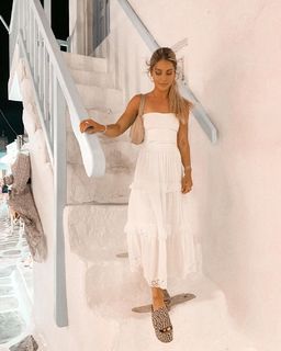 Louise Thompson feet photo thumbnail