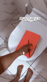 Louise Thompson feet photo thumbnail