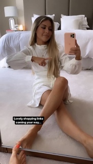 Louise Thompson feet photo thumbnail