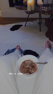 Louise Thompson feet photo thumbnail