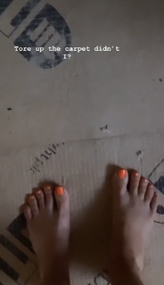 Louise Thompson feet photo thumbnail