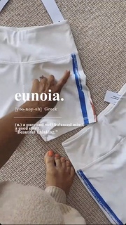 Louise Thompson feet photo thumbnail