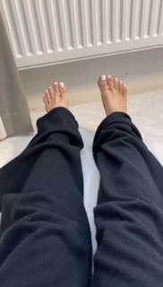 Louise Thompson feet photo thumbnail