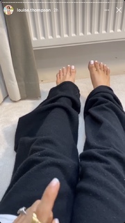 Louise Thompson feet photo thumbnail