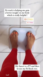 Louise Thompson feet photo thumbnail