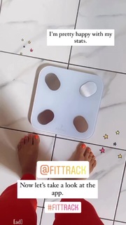 Louise Thompson feet photo thumbnail