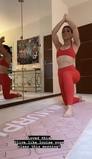 Louise Thompson feet photo thumbnail