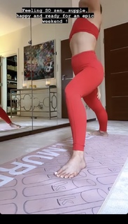 Louise Thompson feet photo thumbnail