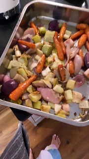 Louise Thompson feet photo thumbnail