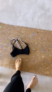 Louise Thompson feet photo thumbnail