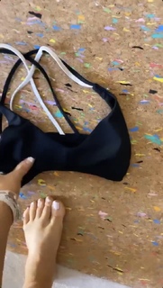 Louise Thompson feet photo thumbnail