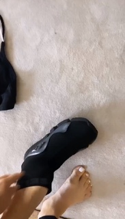 Louise Thompson feet photo thumbnail