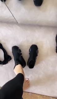 Louise Thompson feet photo thumbnail