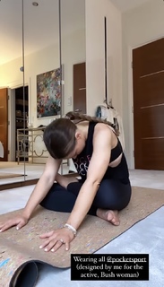 Louise Thompson feet photo thumbnail