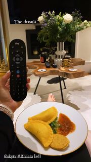 Louise Thompson feet photo thumbnail