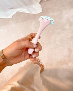 Louise Thompson feet photo thumbnail