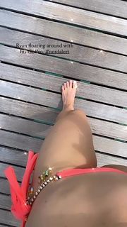 Louise Thompson feet photo thumbnail