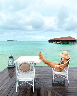 Louise Thompson feet photo thumbnail