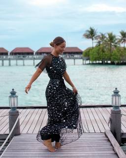 Louise Thompson feet photo thumbnail