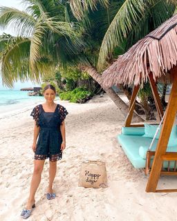 Louise Thompson feet photo thumbnail