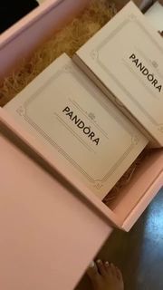 Louise Thompson feet photo thumbnail