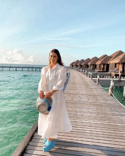 Louise Thompson feet photo thumbnail