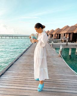 Louise Thompson feet photo thumbnail