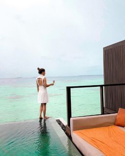 Louise Thompson feet photo thumbnail