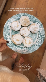 Louise Thompson feet photo thumbnail