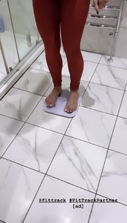 Louise Thompson feet photo thumbnail