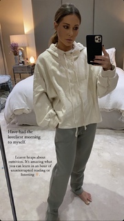 Louise Thompson feet photo thumbnail