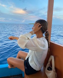 Louise Thompson feet photo thumbnail