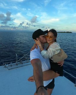 Louise Thompson feet photo thumbnail