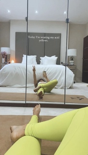 Louise Thompson feet photo thumbnail