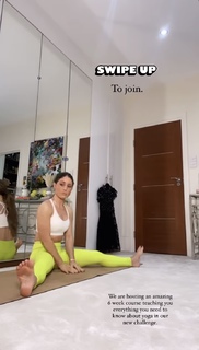 Louise Thompson feet photo thumbnail