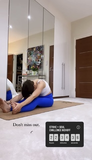 Louise Thompson feet photo thumbnail