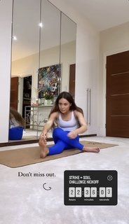 Louise Thompson feet photo thumbnail