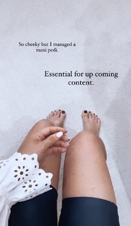 Louise Thompson feet photo thumbnail