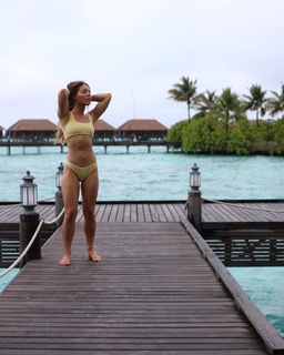 Louise Thompson feet photo thumbnail