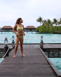 Louise Thompson feet photo thumbnail